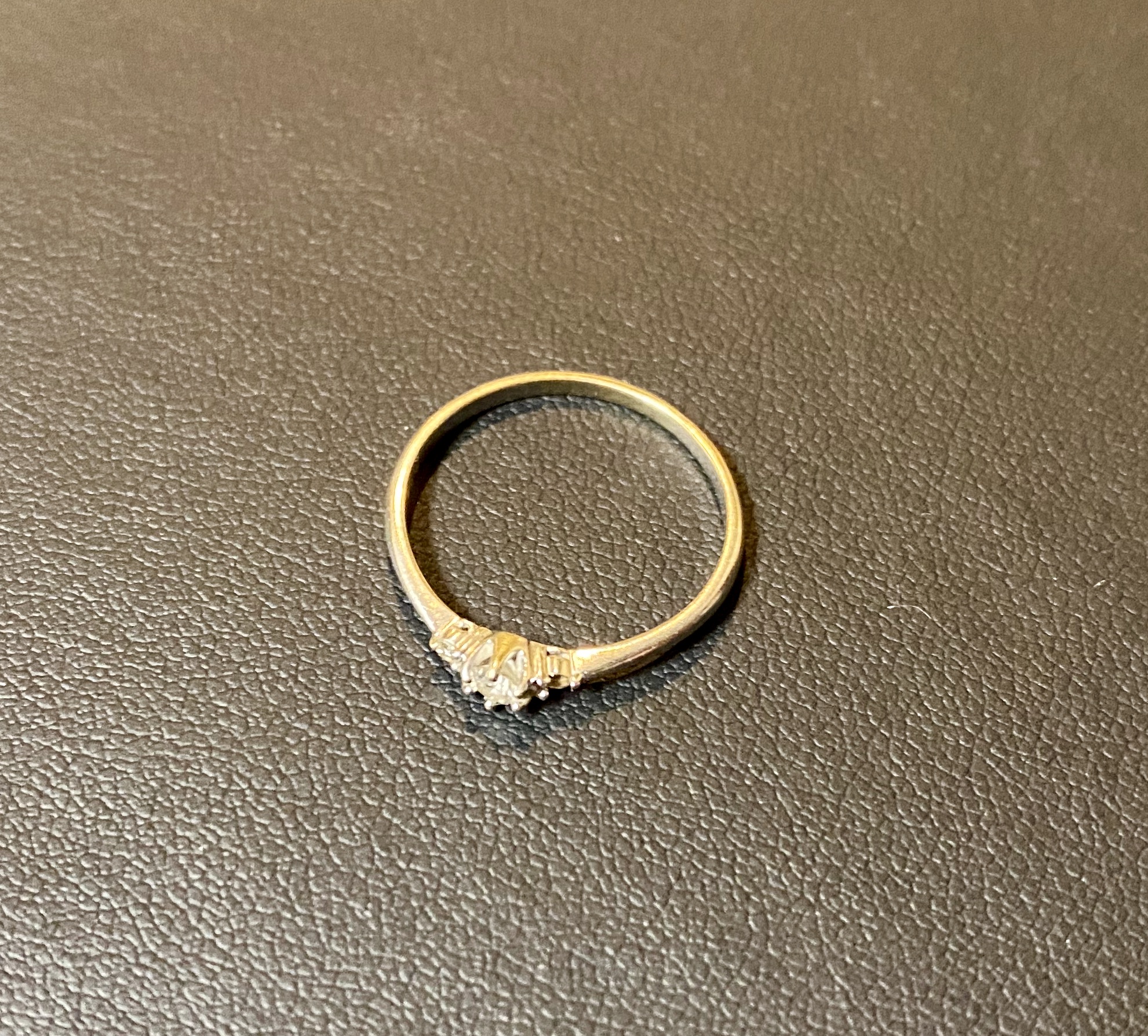 プラチナ(Pt900)小さいダイヤモンド付きの指輪,リングをお買取！価格の相場は？