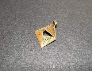 金(K18,18金)ペンダントトップ 幾何学デザインをお買取！価格相場は