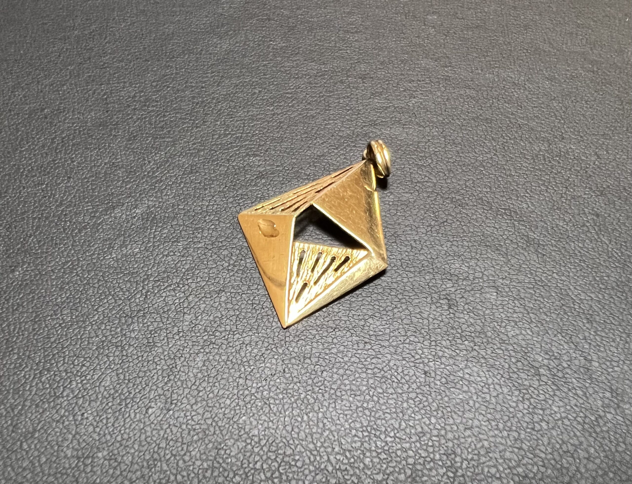 金(K18,18金)ペンダントトップ 幾何学デザインをお買取！価格相場は