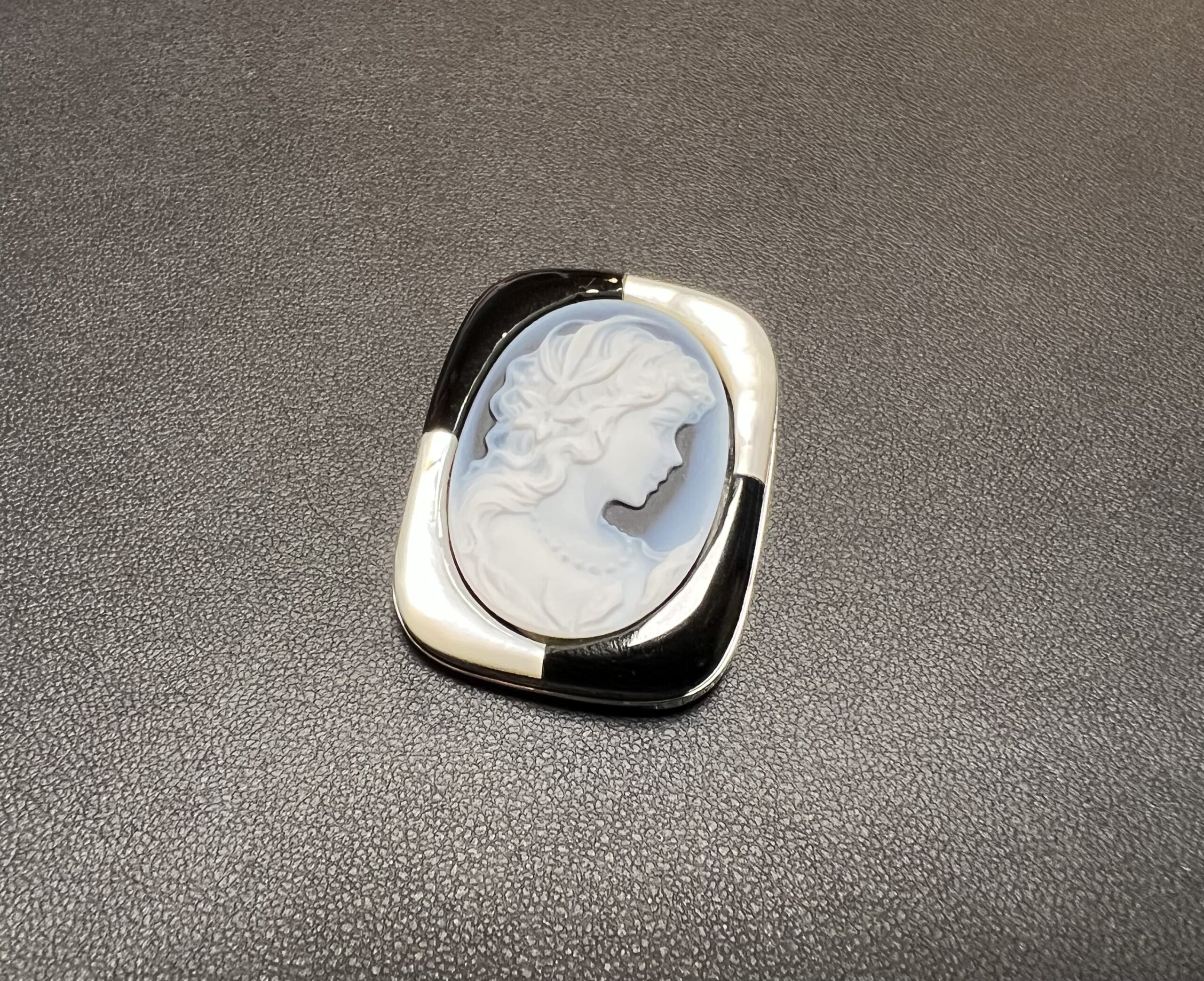 カメオ金ブローチ(K14)をお買取！価格相場は？