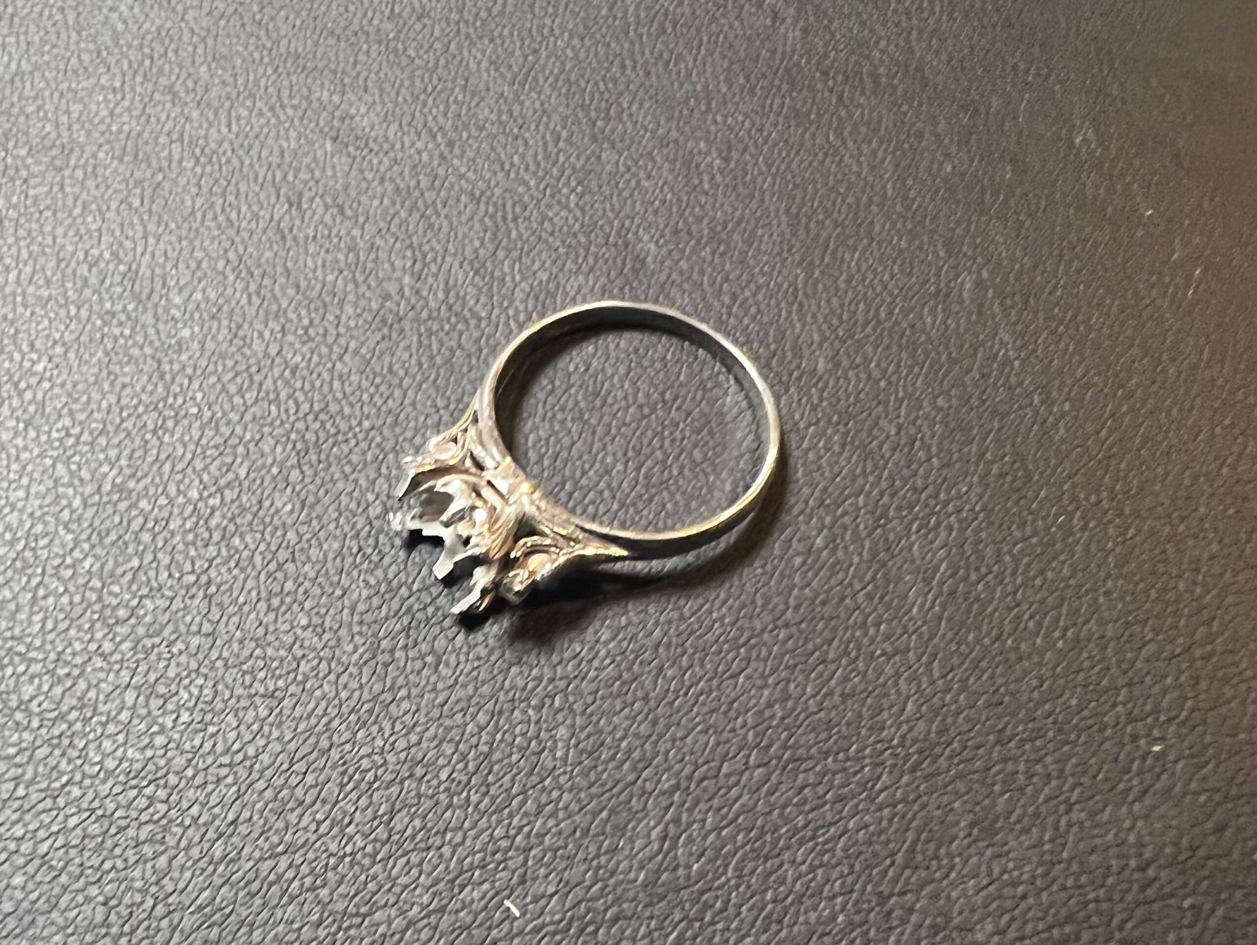 石が取れたプラチナ(Pt850)婚約指輪をお買取！価格の相場は？