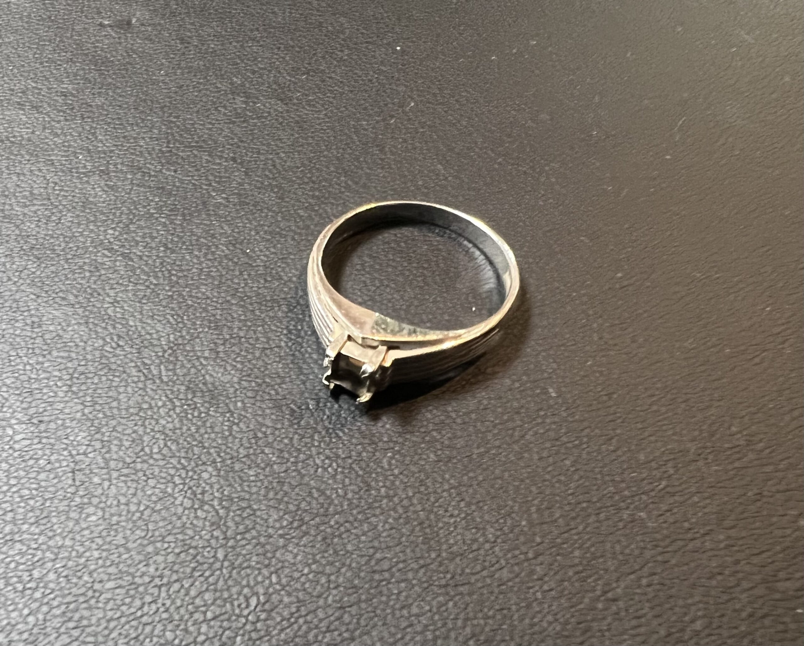 石が取れたプラチナ(Pt950)婚約指輪をお買取！価格の相場は？