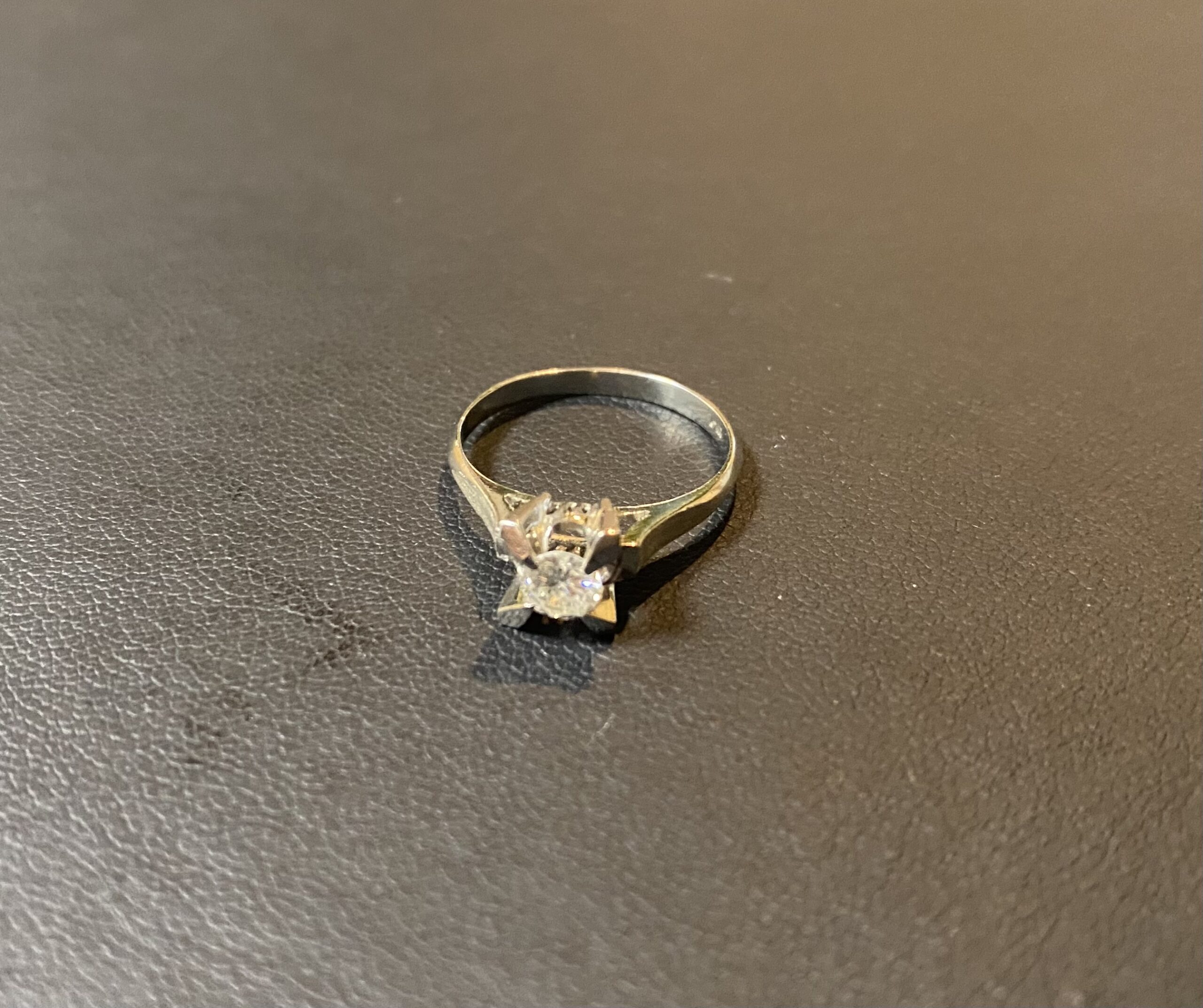 刻印入りプラチナ(Pt850)婚約指輪をお買取！価格の相場は？