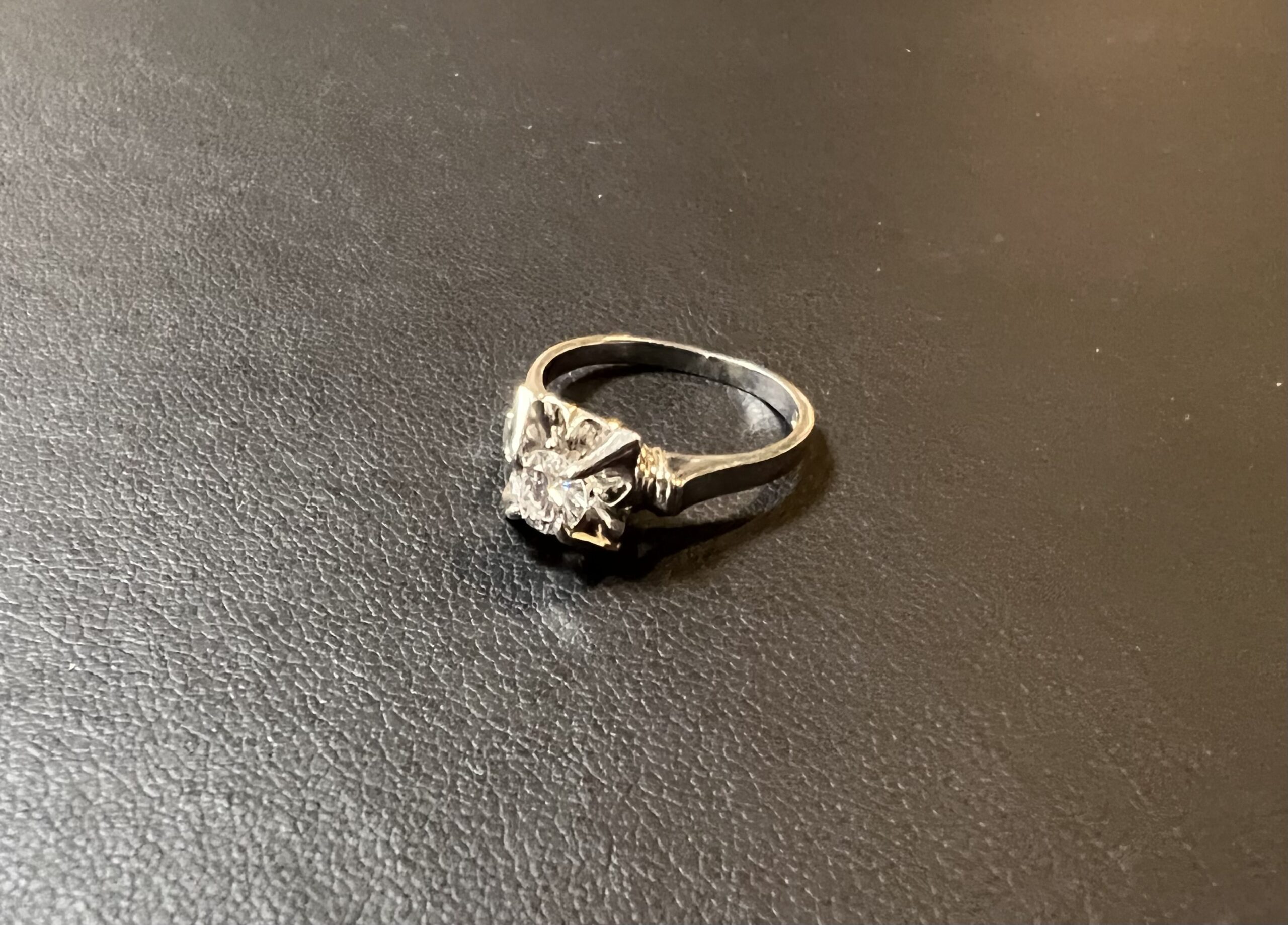 刻印入りプラチナ(Pt900)婚約指輪をお買取！価格の相場は？